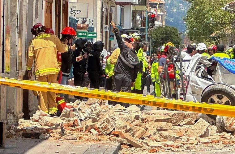El temblor dejó también importantes daños materiales Foto: EFE