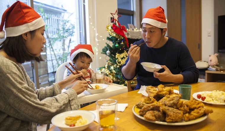 Los japoneses, el día de hoy, discuten sobre un pastel navideño en las redes. Foto: Efe.