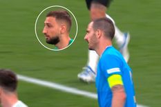 Bonucci El defensor italiano casi comete un blooper con su arquero.