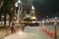 El instante en que el motociclista incendia su propia moto