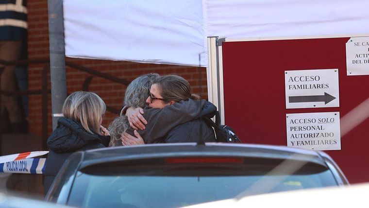 Los equipos de socorro señalaron que los restos torcidos de los trenes dificultaban el rescate de las personas atrapadas dentro de los vagones.