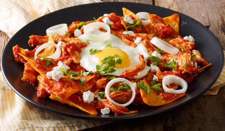 Los chilaquiles aparecen en libros de cocina mexicana desde el siglo XIX, siendo una receta que ha pasado de generación en generación.