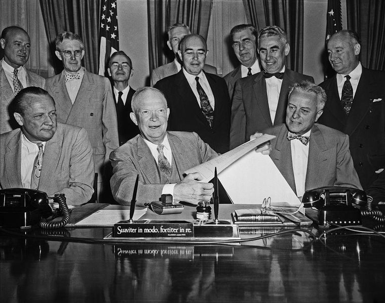 En agosto de 1954, Eisenhower reformó la Ley de Energía Atómica para permitir la exportación de tecnología nuclear.