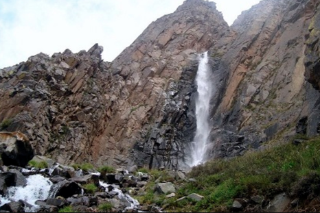 La cascada El Salto es uno de los destinos más elegidos en verano por los mendocinos. La cascada El Salto es uno de los destinos más elegidos en verano por los mendocinos.