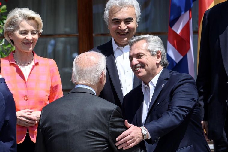 Alberto Fernández saluda a Joe Biden en la primera sesión plenaria del G 7 en Alemania.