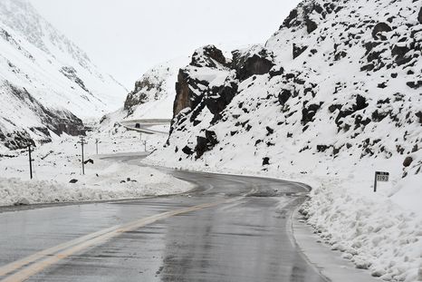El Paso Cristo Redentor permanece cerrado por las nevadas y desde Gendarmería anticipan un nuevo sistema frontal que ingresará el viernes.
