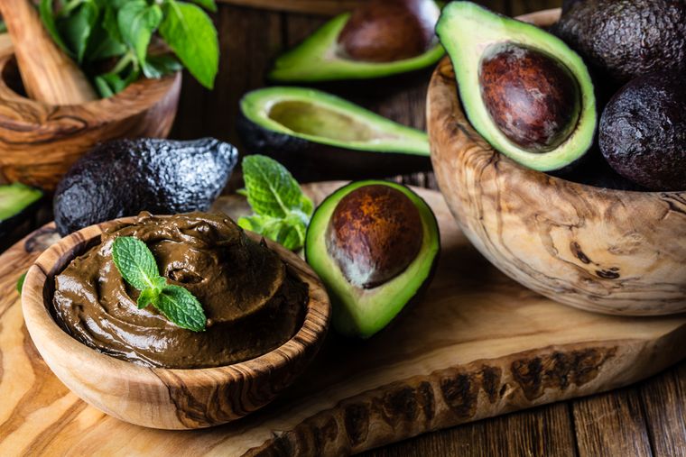 Receta de mousse de chocolate con aguacate para veganos y amantes del cacao.