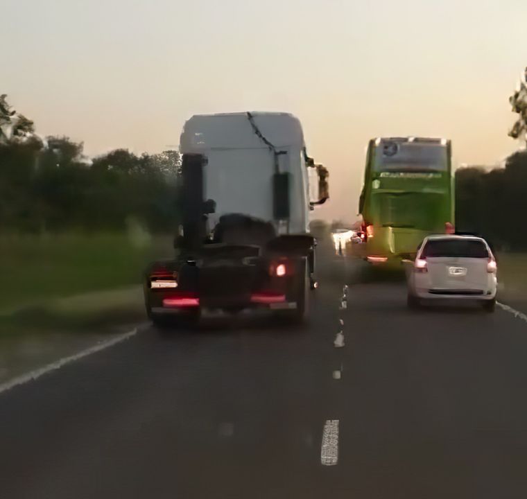 El camionero realizó una maniobra muy peligrosa y quedó filmada en video. Foto: Captura de Pantalla