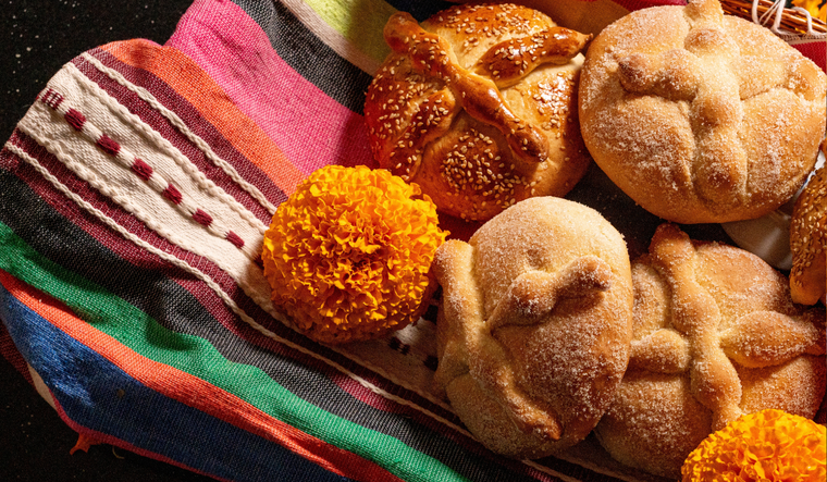 Cada región de México adapta la receta de pan de muerto a su estilo en Oaxaca se cubre con ajonjolí, en Michoacán lleva anís, y en la Ciudad de México se espolvorea con azúcar o se rellena de nata.