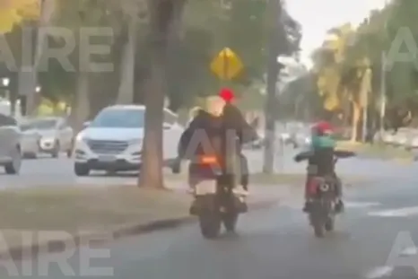 Grabaron a un niño manejando una moto y realizando maniobras peligrosas por la Costanera en Santa Fe. Grabaron a un niño manejando una moto y realizando maniobras peligrosas por la Costanera en Santa Fe.
