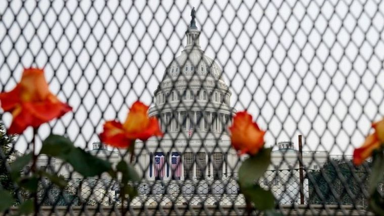 Tras el asalto al Capitolio, la sede del Congreso de EE.UU. está fuertemente custodiada por las fuerzas de seguridad.