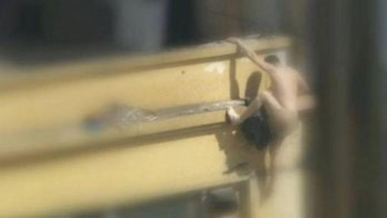 Osado El amante quiso escapar con sigilo pero casi se mata.