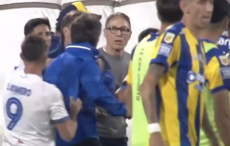 No lo podían parar: Guillermo, enloquecido con Holan en el final del partido en Liniers.