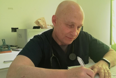 la conmovedora historia de emilio, que a los 65 anos se recibio de medico