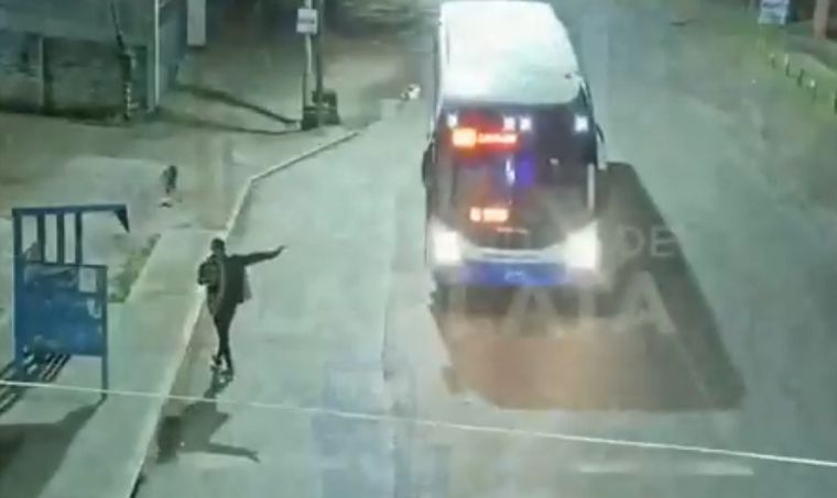 Ni el bondi El ladrón intentó frenar al colectivo pero no pudo.