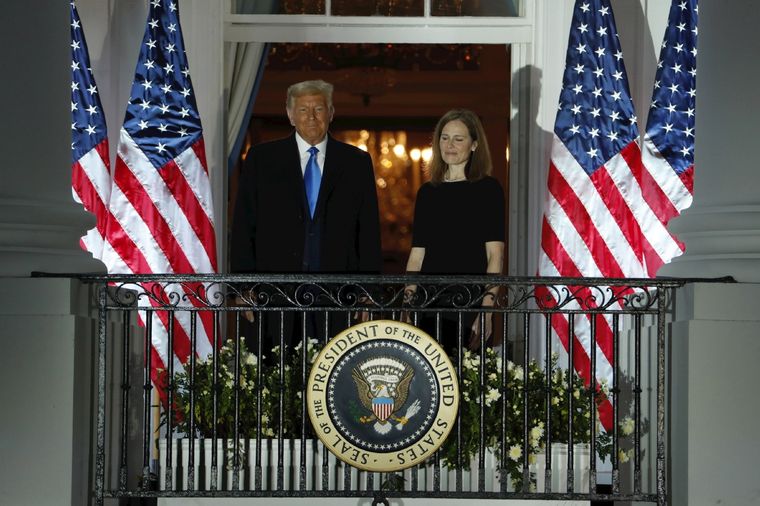 Donald Trump y Amy Barrett tras su jura para ser miembro de la Corte. Foto: EFE