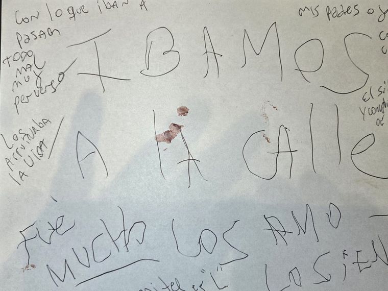 Una carta desordenada, manchada de sangre y con frases fragmentadas fue hallada en la escena del triple crimen que conmociona a Villa Crespo. Foto: Gentileza