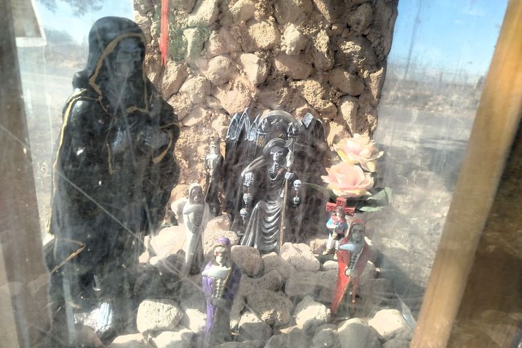 Detalle de la urna dedicada a San La Muerte, en Luján de Cuyo. Foto Ulises Naranjo Detalle de la urna dedicada a San La Muerte, en Luján de Cuyo. Foto Ulises Naranjo