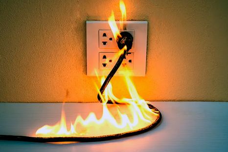 Los incendios causados por un cortocircuito son de los más rápidos en producirse y en propagarse. Foto: universal.org.mx