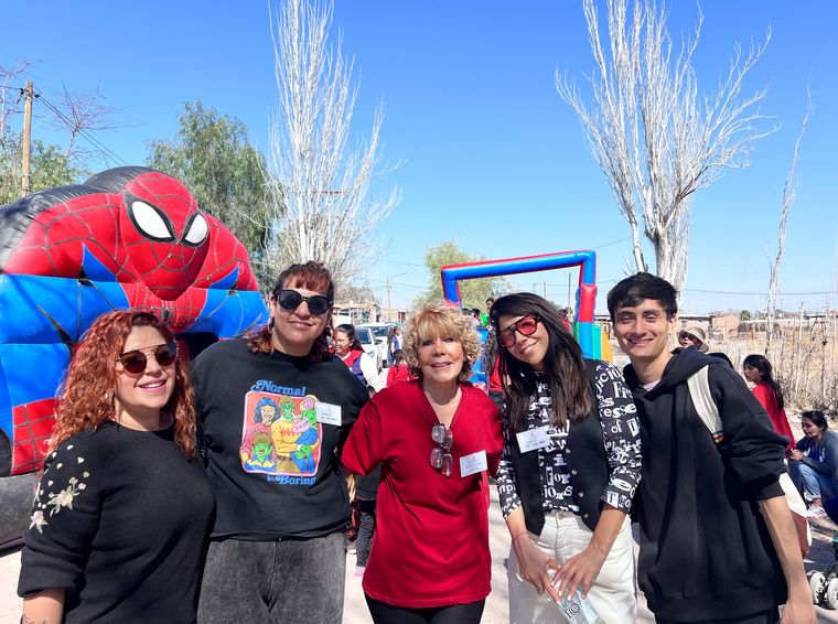 Liliana con miembros de los 3 Equipos Comunitarios de Acompañamiento Familiar (ECAF) de Las Heras y San Carlos y uno específico de Salud Mental en el Valle de Uco (Tunuyán, Tupungato y San Carlos)