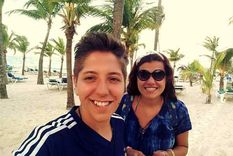 Hace 15 años comenzó la historia de amor de estas mujeres que hoy son madres de trillizos Foto: Gentileza