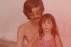 Salimos a decir que somos hijas biológicas de estos genocidas pero repudiamos lo que hicieron nuestros padres. El de Paula le contó que trabajaba para la policía secreta.