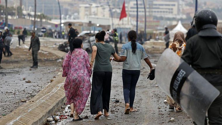 La mayoría de los que cruzaron la frontera eran homnbres jóvenes, aunque también había mujeres y niños.