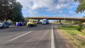 La escena en el sector del Acceso Sur donde fue atropellada la mujer que murió este viernes en el Hospital Central. La escena en el sector del Acceso Sur donde fue atropellada la mujer que murió este viernes en el Hospital Central.