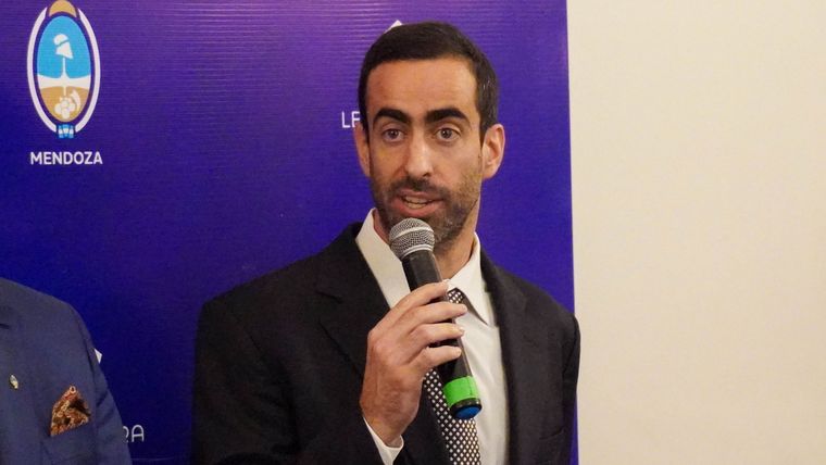 Víctor Fayad dio explicaciones sobre el proyecto de ley. Víctor Fayad dio explicaciones sobre el proyecto de ley.
