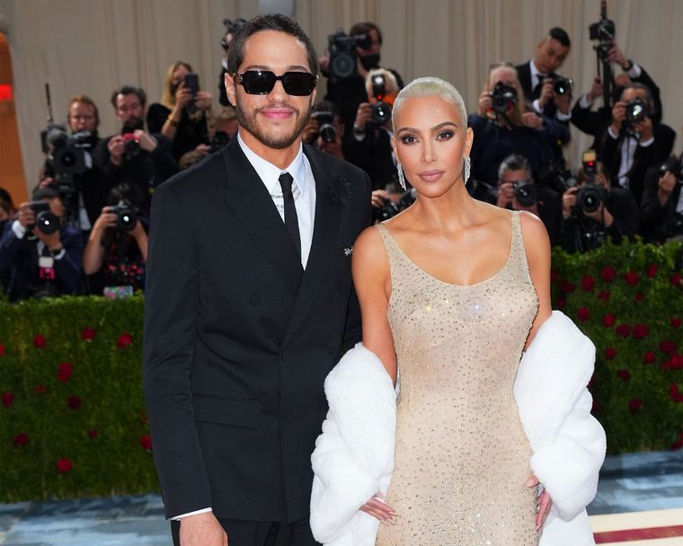 Pete Davidson se borra los tatuajes dedicados a Kim Kardashian Pete Davidson y Kim Kardashian en la alfombra roja. Foto: Archivo