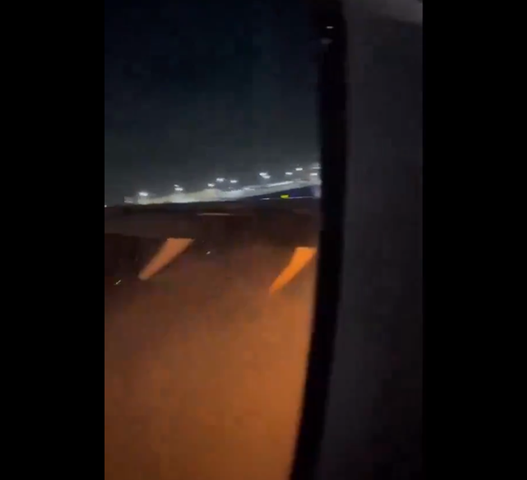 El fuego bajo el ala del avión. Foto: Captura de video