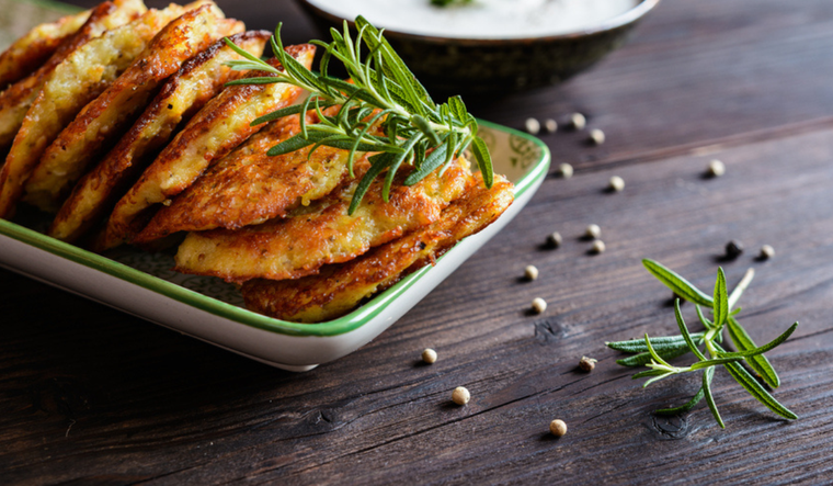 Crujientes y divinas: tortitas de patata con crema agria en cada bocado Foto: Shutterstock