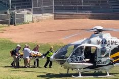 El momento en que Salman Rushdie es trasladado en helicóptero al hospital de Nueva York. Foto: Télam