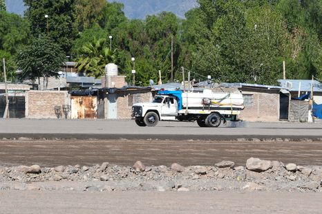 Vecinos de La Favorita expresan su preocupación por el agua mientras avanza la construcción del barrio San Agustín en la ex playa de secuestro. Vecinos de La Favorita expresan su preocupación por el agua mientras avanza la construcción del barrio San Agustín en la ex playa de secuestro.