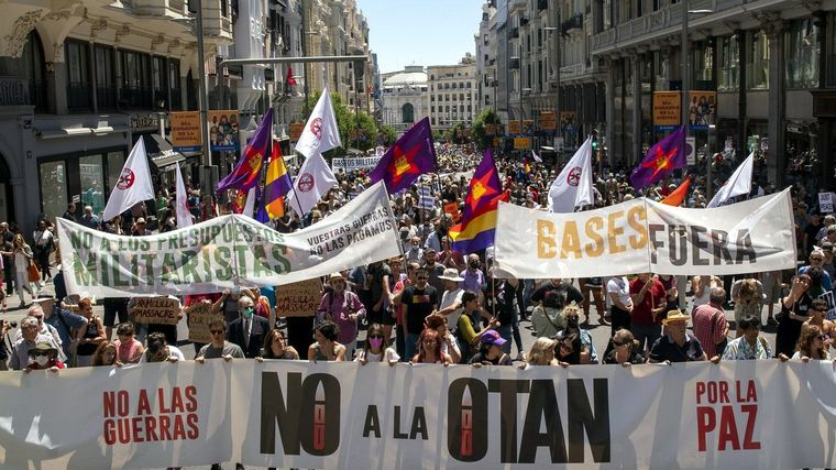 Hay también grandes protestas contra la cita de la alianza militar. Foto: Elpais.