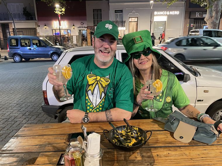 Gorros, gafas y la infaltable cerveza verde marcaron el estilo de algunos asistentes. Mirá la galería de fotos al final de la nota.