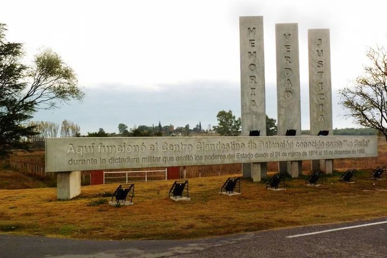 El Juzgado Federal N°3 de Córdoba, a cargo de Miguel Hugo Vaca Narvaja, confirmó la identificación de los restos de 12 personas halladas en el predio del ex centro clandestino de detención La Perla, en la provincia de Córdoba.