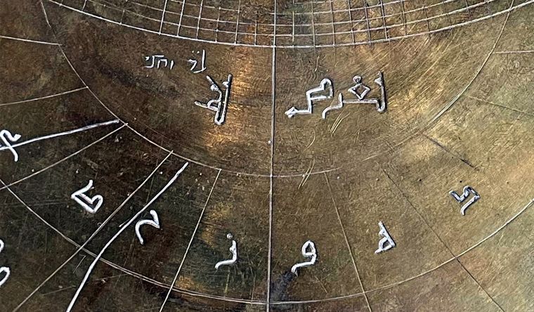 Detalla del extraordinario astrolabio hallado en Italia. Foto: Efe.