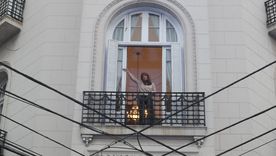 Cristina en su balcón, presa e inhabilitada, pone en crisis al resto del peronismo por miedo a la ruptura. Cristina en su balcón, presa e inhabilitada, pone en crisis al resto del peronismo por miedo a la ruptura.