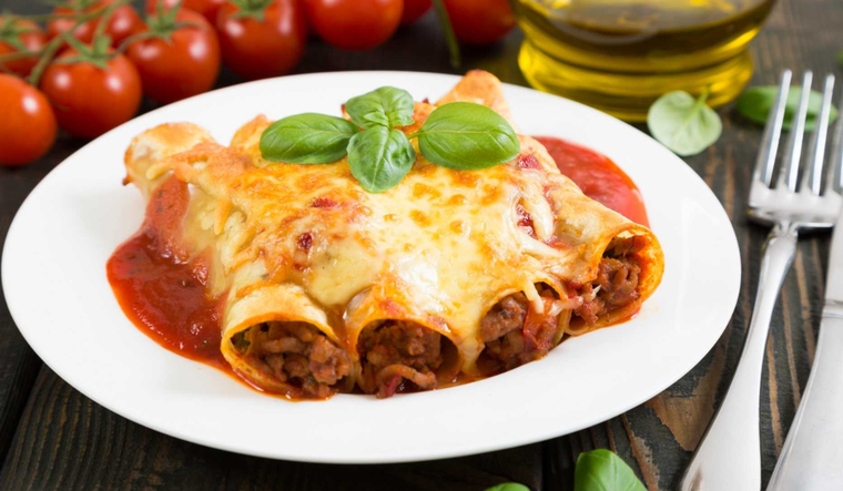 Cómo preparar canelones de carne con salsa de tomate casera Foto: Shutterstock