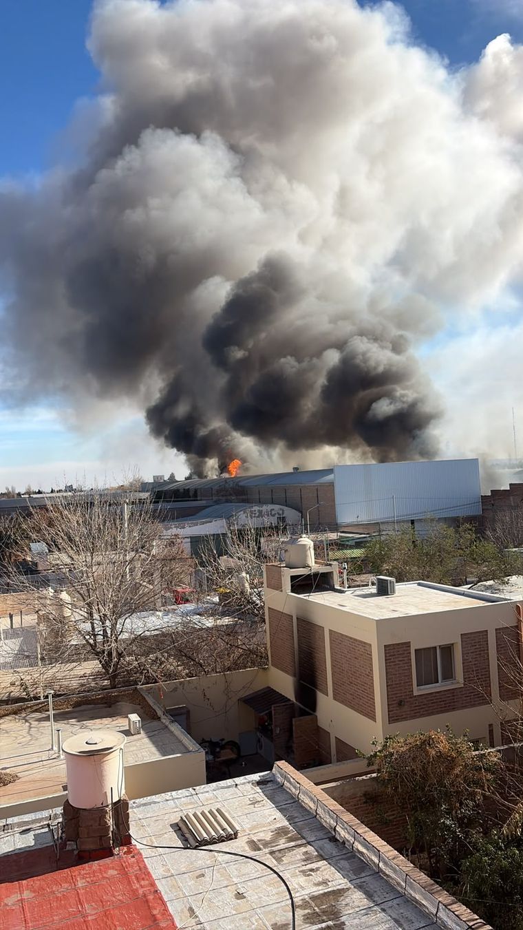 El voraz incendio en un depósito en la provincia de Neuquén quedó registrado en distintos videos por los vecinos de la zona. El voraz incendio en un depósito en la provincia de Neuquén quedó registrado en distintos videos por los vecinos de la zona.