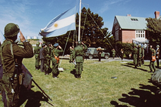 Izando la bandera nacional en la casa del gobernador, todavía Puerto Stanley, el 2 de abril de 1982.