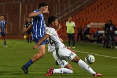 Ezequiel Herrera, defensor del Ciclón, va al piso ante la presión del mediocampista del Tomba Gonzalo Ábrego. Foto: ALF PONCE MERCADO / MDZ Ezequiel Herrera, defensor del Ciclón, va al piso ante la presión del mediocampista del Tomba Gonzalo Ábrego. Foto: ALF PONCE MERCADO / MDZ