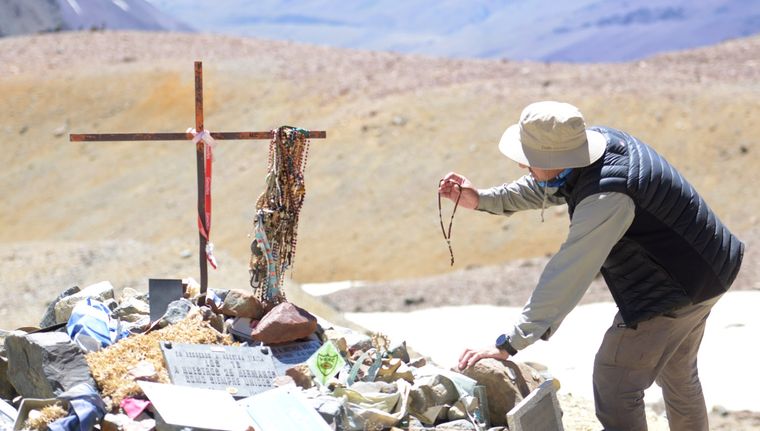 Sebastián Penna hace su homenaje a 3500 metros de altura Foto: Walter Moreno/Mdz