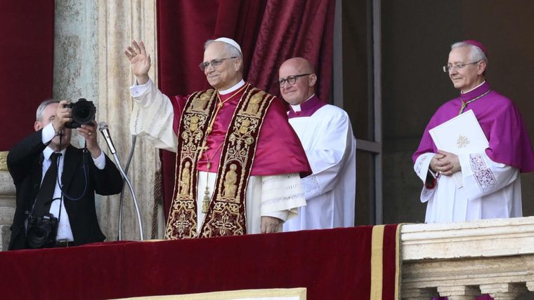 El papa León XIV en su presentación ante la Plaza San Pedro Foto: EFE