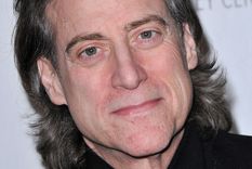 Muere a los 76 años Richard Lewis, coprotagonista junto a Larry David de Curb Your Enthusiasm Foto: Archivo / Chris Delmas / AFP