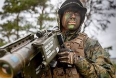 Un marine de EE.UU. practica con un cañón antiaéreo robotizado de última generación en septiembre de 2022. Foto: GETTY IMAGES