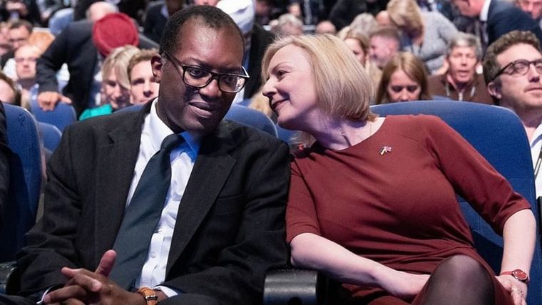 Kwasi Kwarteng, ministro de Economía, y Liz Truss. Foto: STEFAN ROUSSEAU