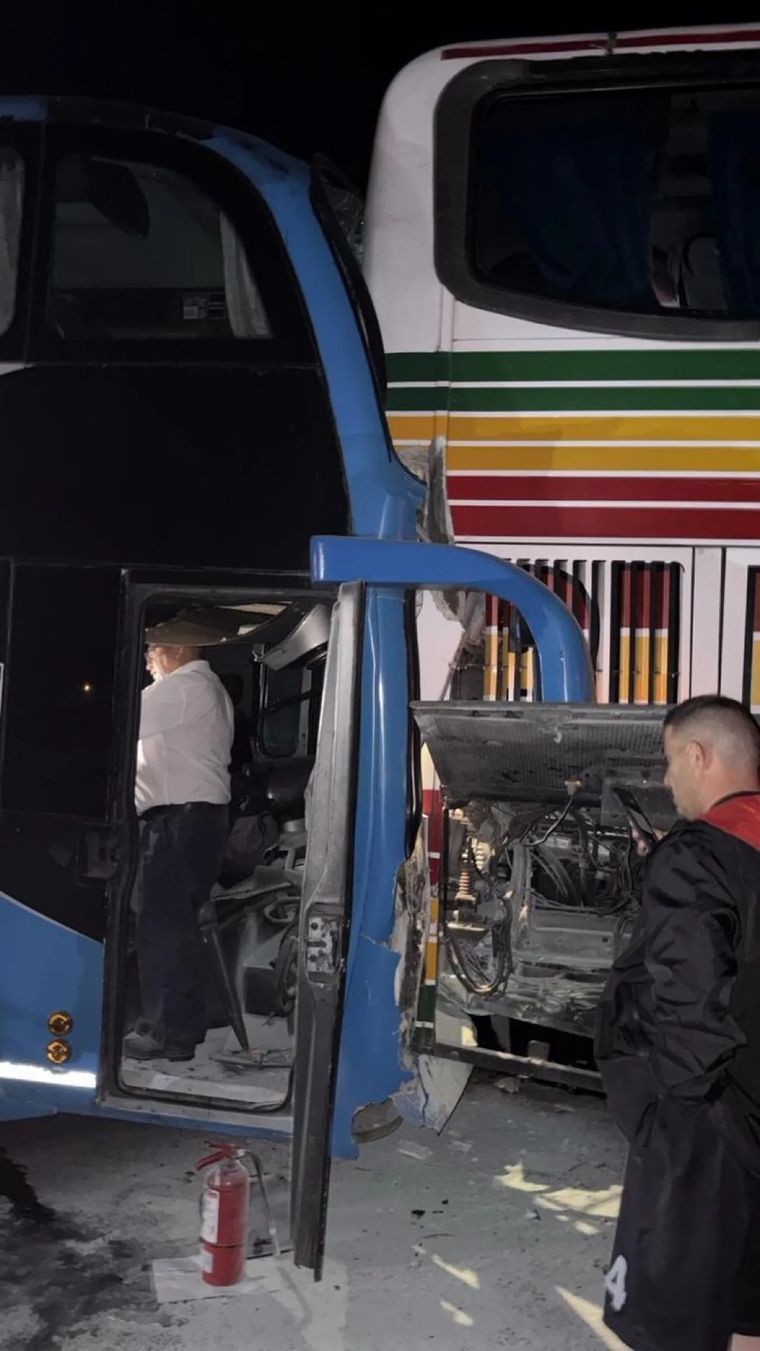 Tres colectivos que trasladaban simpatizantes de Estudiantes de La Plata hacia Santiago del Estero colisionaron en la madrugada de este sábado sobre la Ruta Nacional 8. Foto: 0221