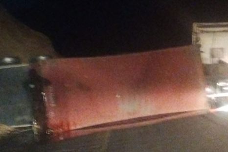 El camión volcó en la zona de Polvaredas. El camión volcó en la zona de Polvaredas.